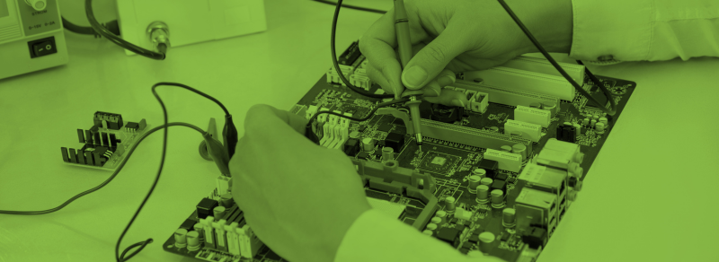 Alumno realizando prácticas de mantenimiento en equipos electrónicos.
